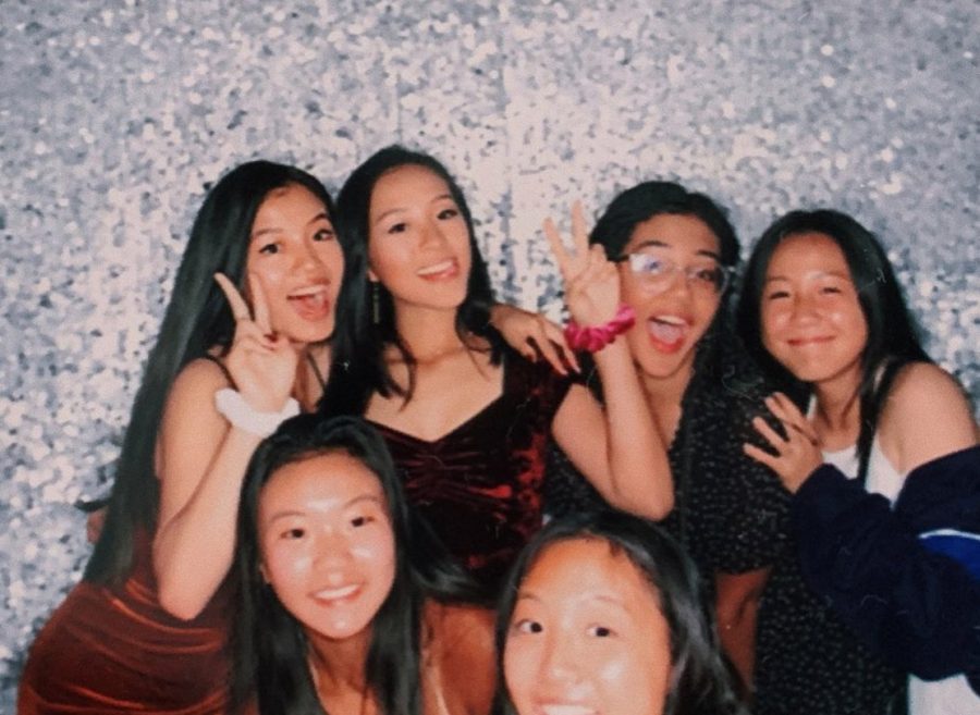 A group of sophomores enjoy the festivities at the dance! Pictured from left to right: Haha Shi, Claire Zhao, Michelle Wang, Soyoon Park, Maya Buckley, and Emma Hong.