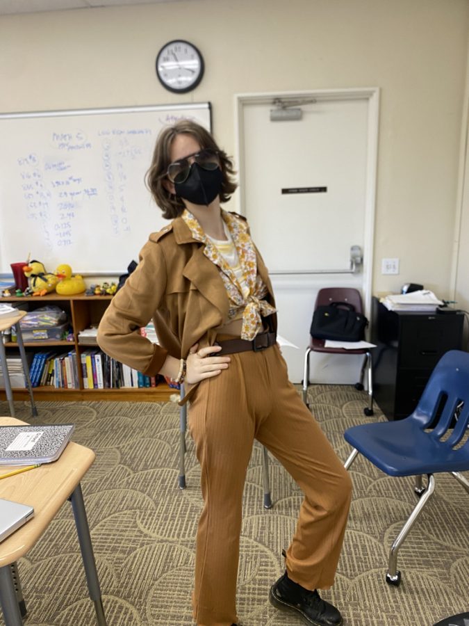Leela Wanino (‘24) gets into the 70’s mood with a look composed of brown, beige, and yellow tones. With her sunglasses to top it all off, she definitely captured the retro vibe. 