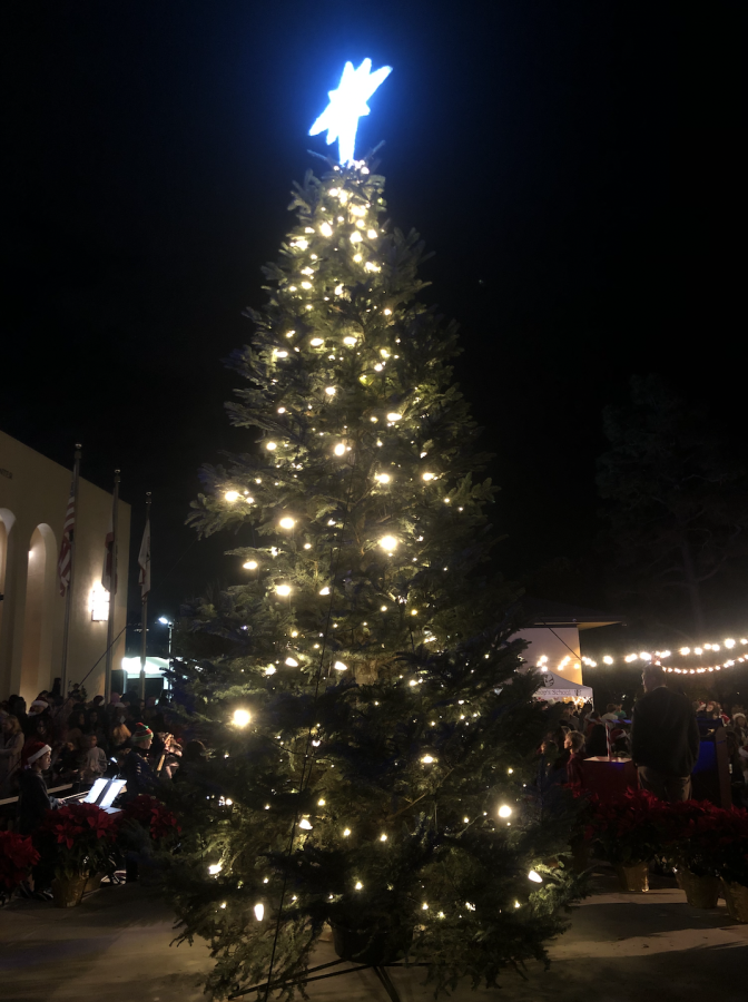 Students could be found taking group pictures on December 1, 2022 for the Christmas Tree Lighting. The festivities didn’t end after the tree was lit because Santa was still around for photos. 