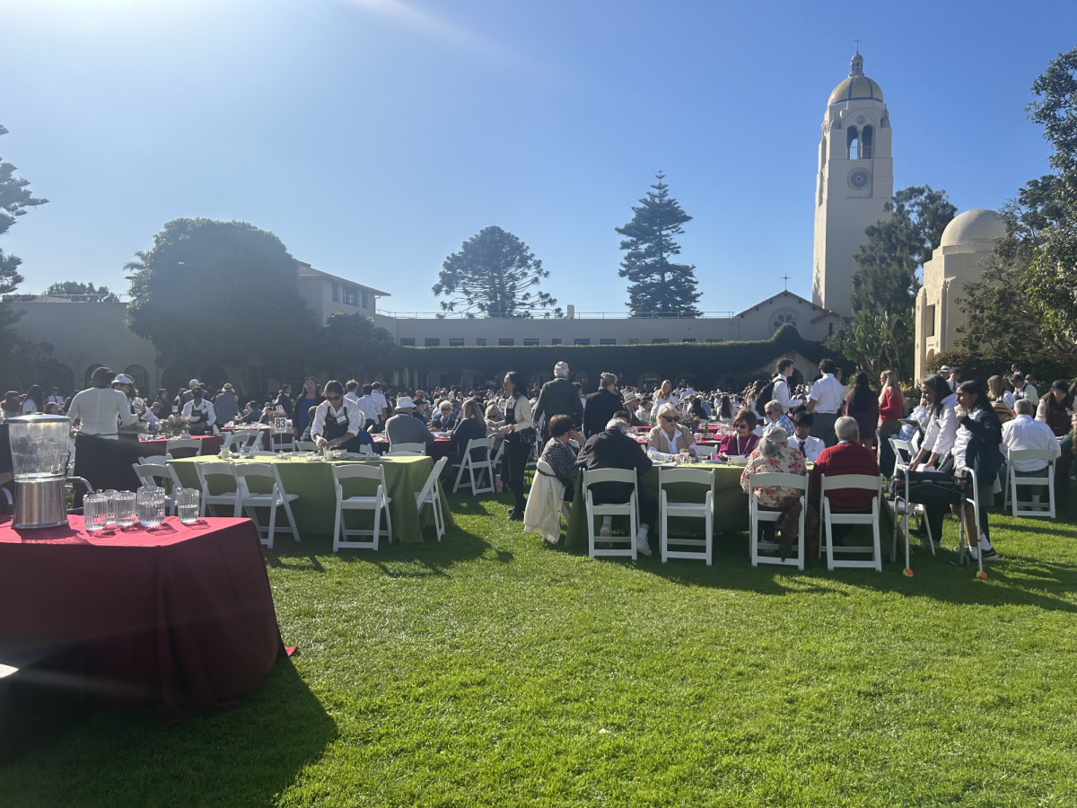 The quad was transformed into a lively gathering space, filled with tables where grandparents and their grandchildren shared stories and laughter. Parent volunteers bustled around, serving dishes such as mashed potatoes and roasted cauliflower; it was these volunteers who ensured everyone felt at home in this heartwarming celebration.