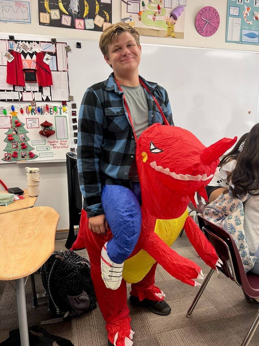 For the past four years, Elliot Duehr (‘26) has been the one “riding” in the costume, continuing a tradition that began his freshman year. He said, “The dinosaur outfit was changed from the red dinosaur to the green one, then, as a final remembrance of freshman year, I decided to do the same outfit as then.” He added that his favorite costumes of this year’s contest were the British Bake Off and the German group costume. 